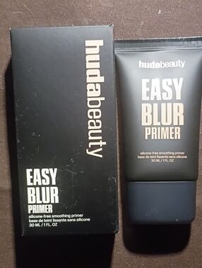 HUDA BEAUTY EASY BLUR SILICONE-FREE SMOOTHING & PORE-MINIMIZING PRIMER